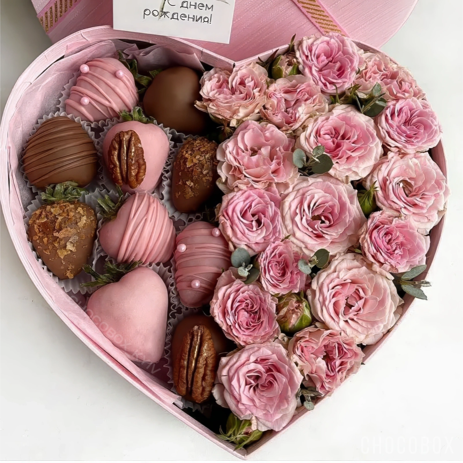 Бокс - сердце с клубникой в шоколаде и живыми цветами - CHOCOBOX