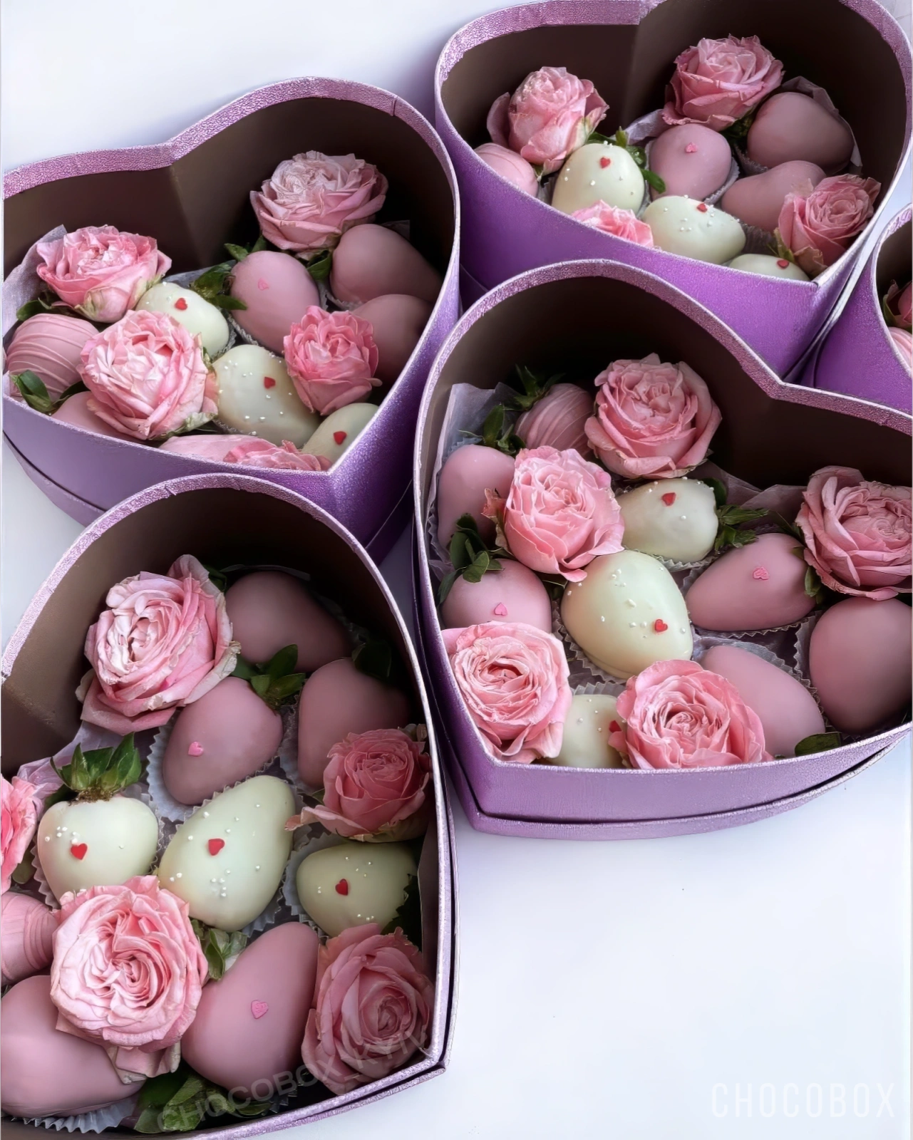 Бокс - сердце с клубникой в шоколаде и живыми цветами - CHOCOBOX