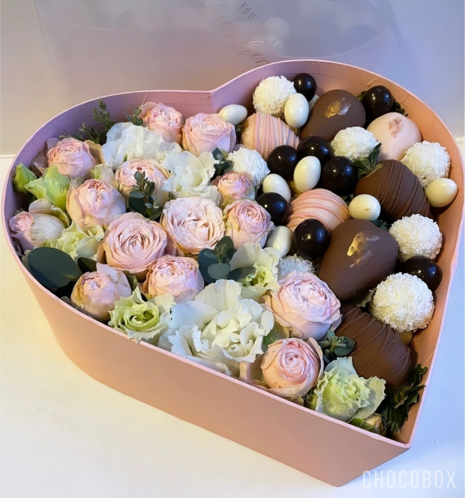 Бокс - сердце с клубникой в шоколаде и живыми цветами - CHOCOBOX