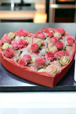 Бокс - серце з полуницею в шоколаді та живими квітами - CHOCOBOX