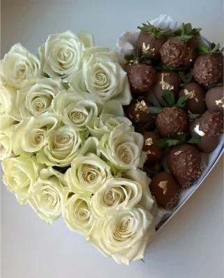 Бокс - серце з полуницею в шоколаді та живими квітами - CHOCOBOX