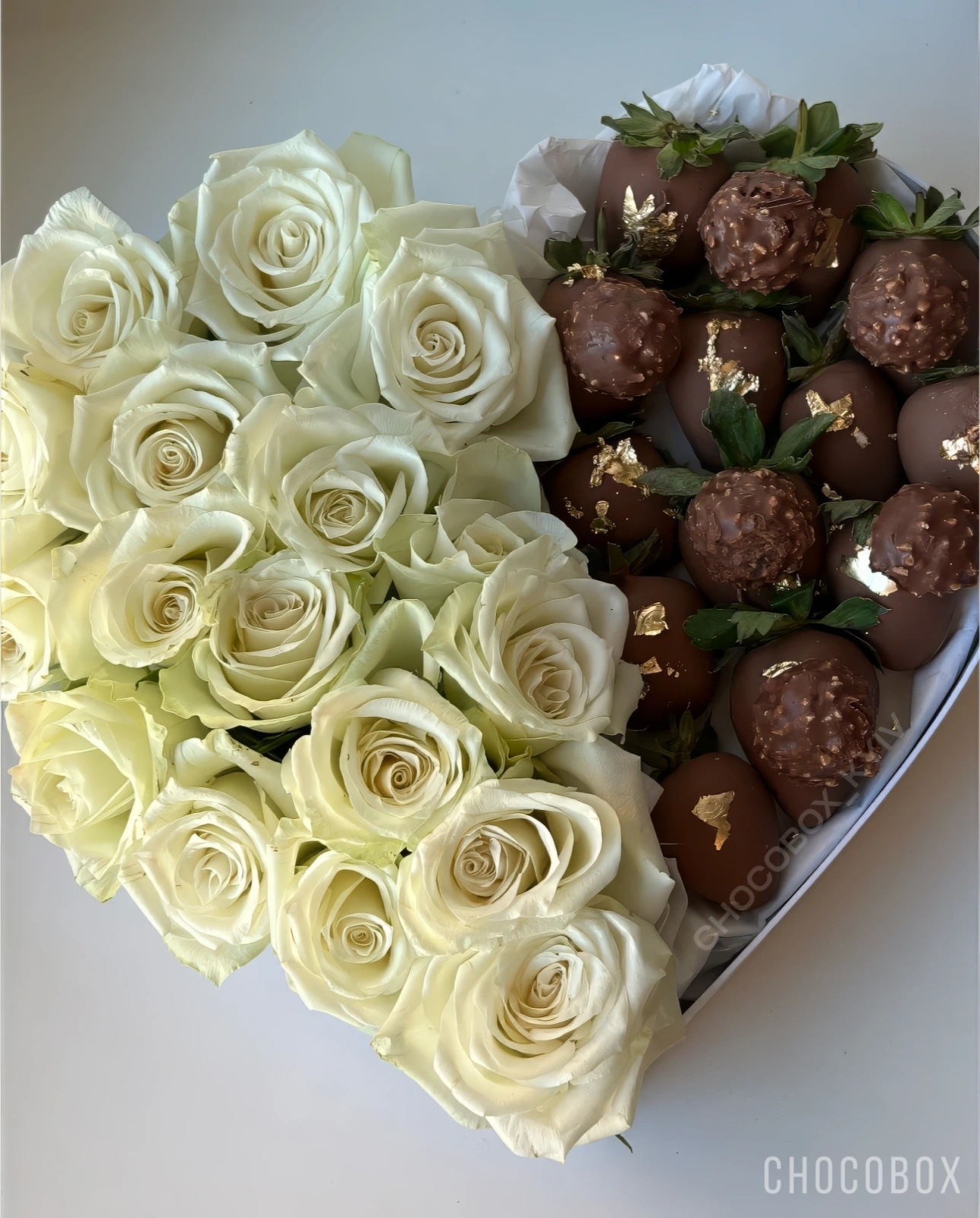Бокс - сердце с клубникой в шоколаде и живыми цветами - CHOCOBOX
