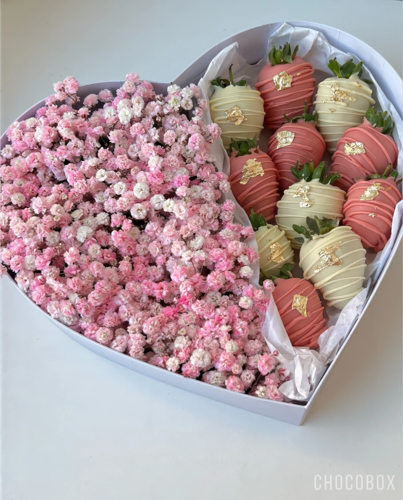 Бокс - сердце с клубникой в шоколаде и живыми цветами - CHOCOBOX