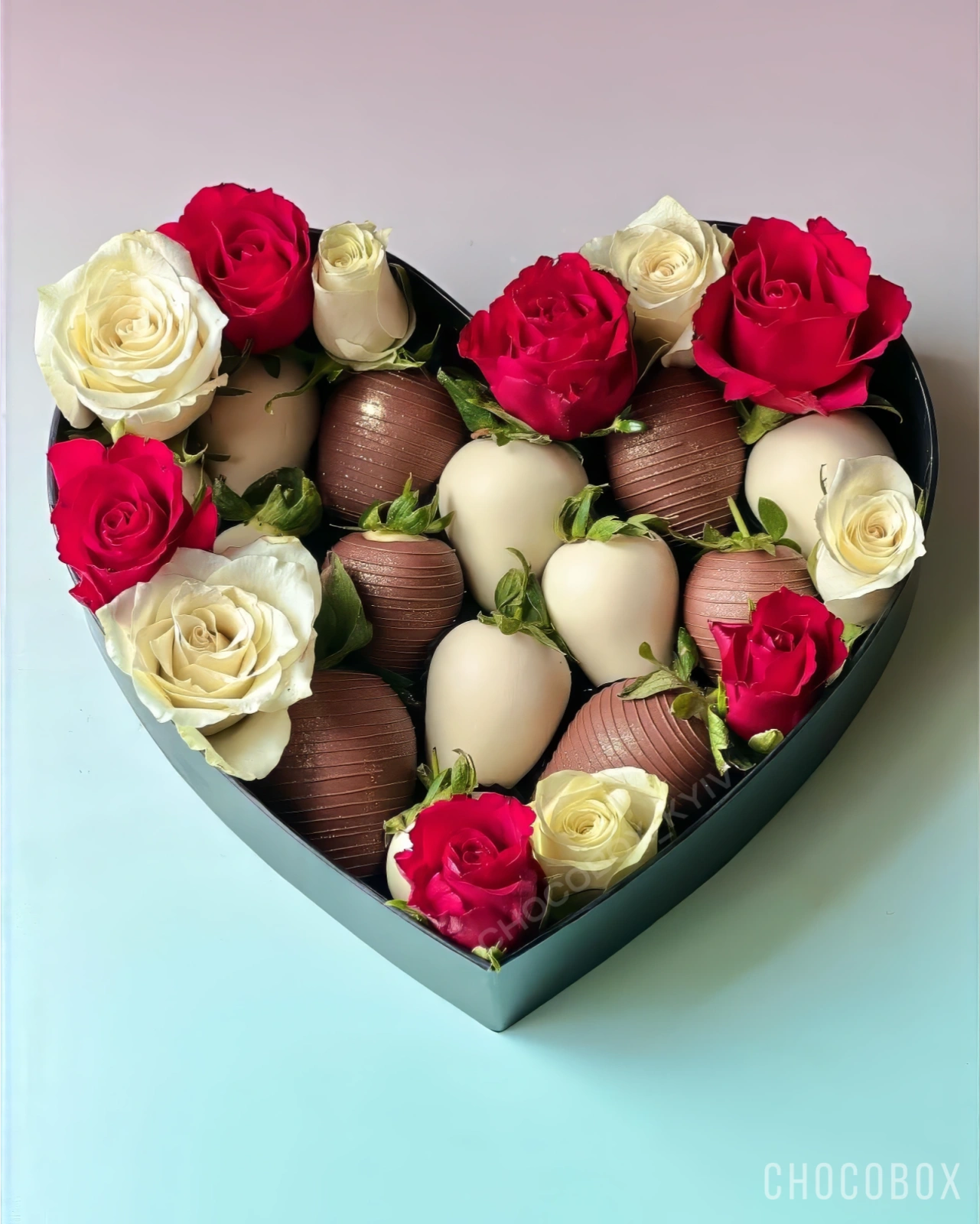 Бокс - сердце с клубникой в шоколаде и живыми цветами - CHOCOBOX