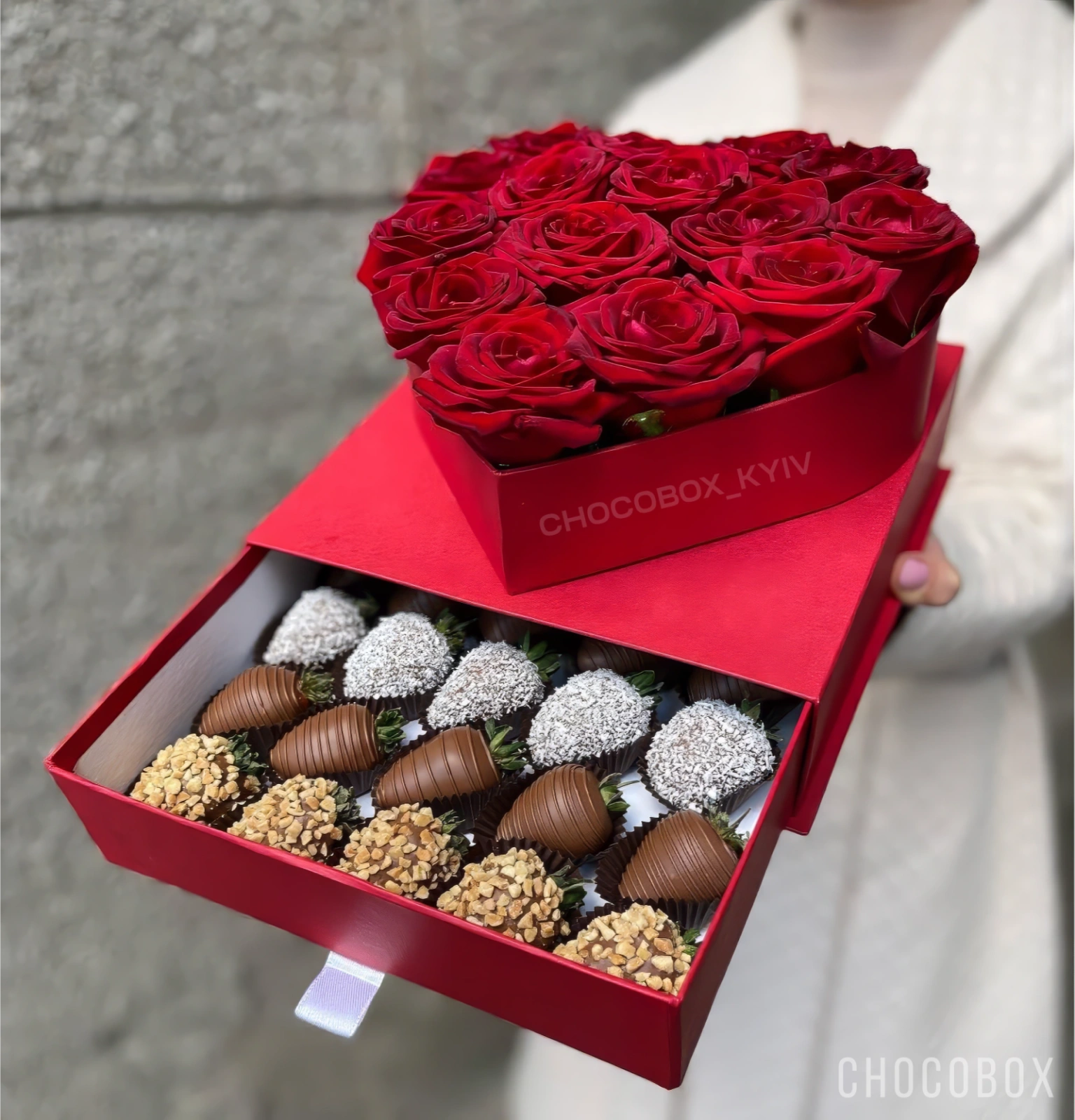 Бокс - сердце с клубникой в шоколаде и живыми цветами - CHOCOBOX