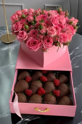 Бокс - серце з полуницею в шоколаді та квітами - CHOCOBOX