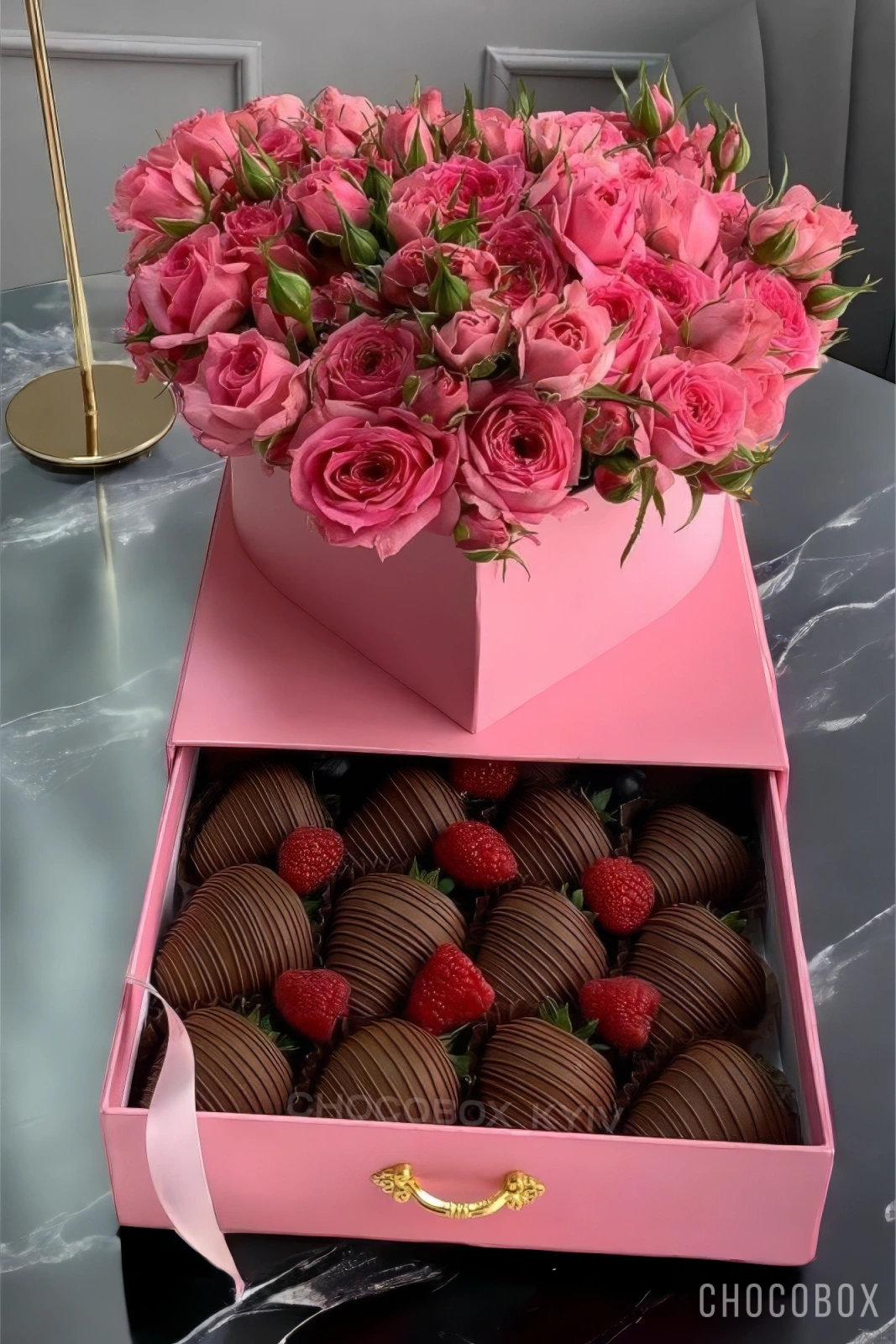 Бокс - сердце с клубникой в шоколаде и живыми цветами - CHOCOBOX