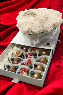 Бокс - серце з полуницею в шоколаді та квітами - CHOCOBOX