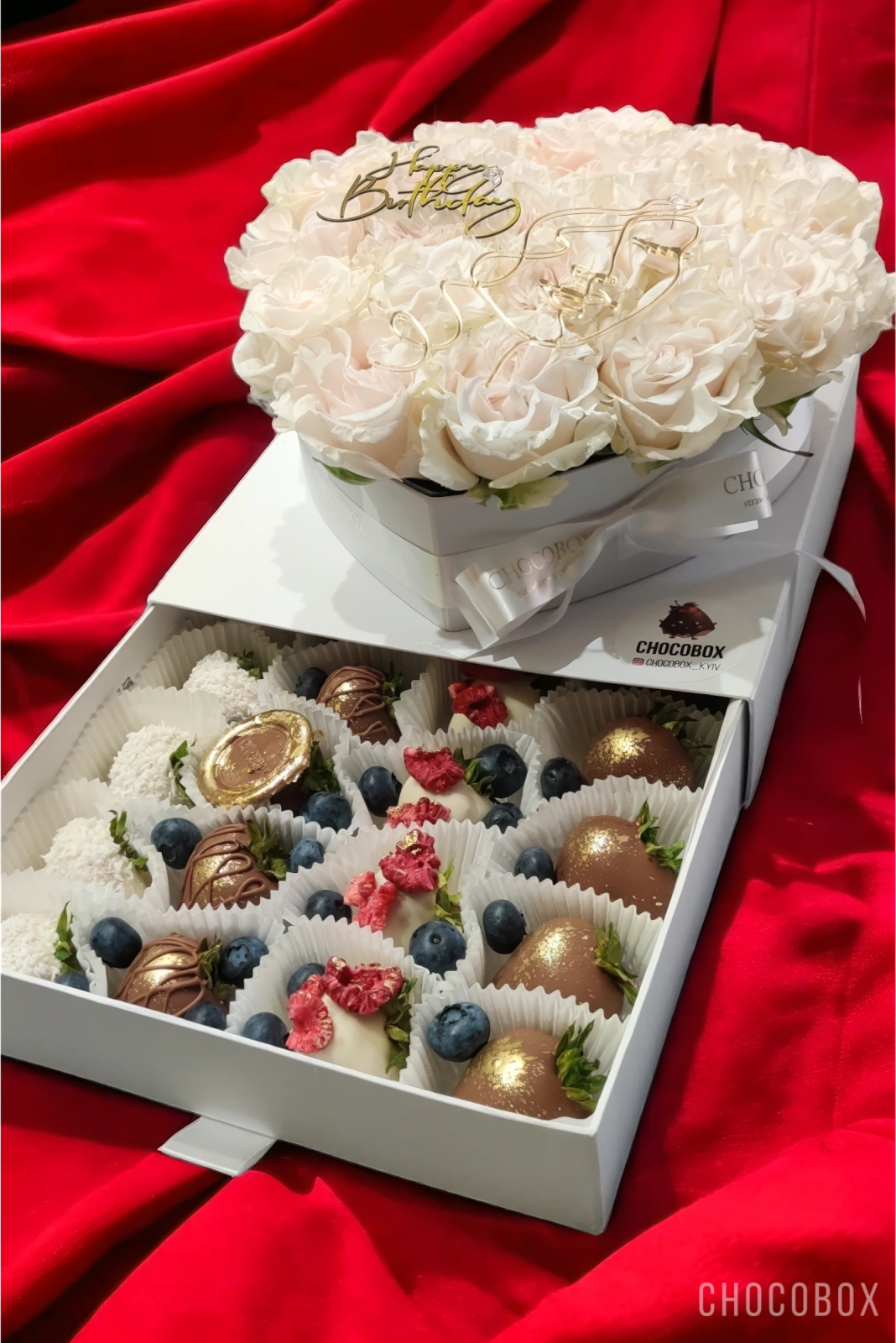 Бокс - сердце с клубникой в шоколаде и живыми цветами - CHOCOBOX