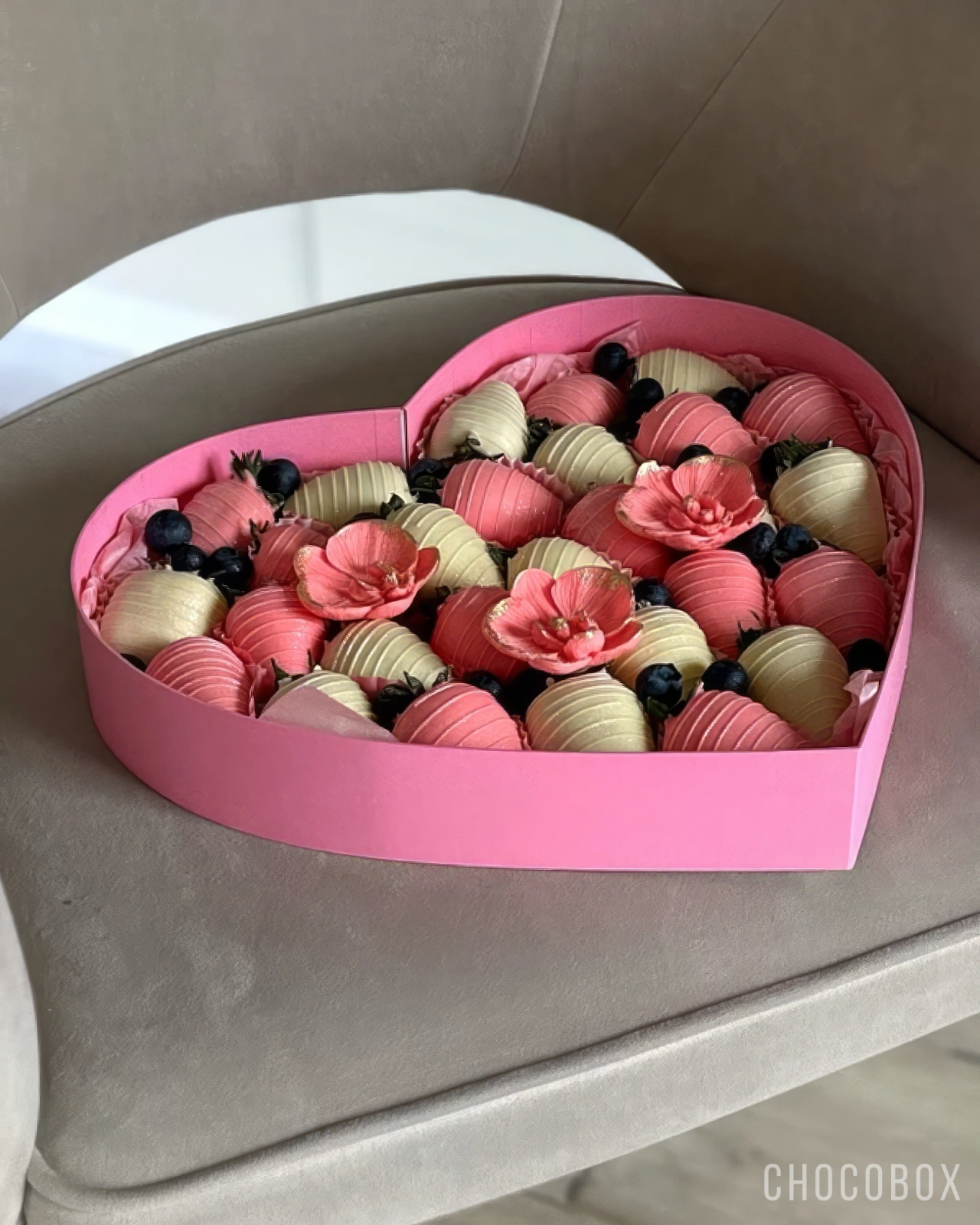 Бокс - сердце с клубникой в шоколаде - CHOCOBOX