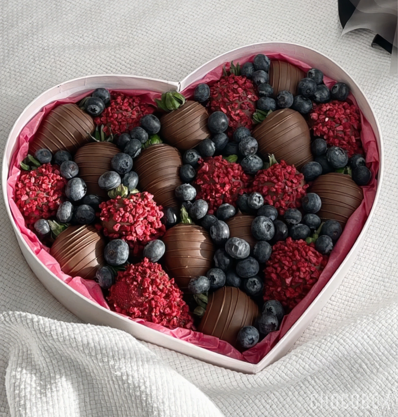 Бокс - сердце с клубникой в шоколаде - CHOCOBOX