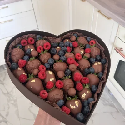 Бокс - серце з полуницею в шоколаді - CHOCOBOX