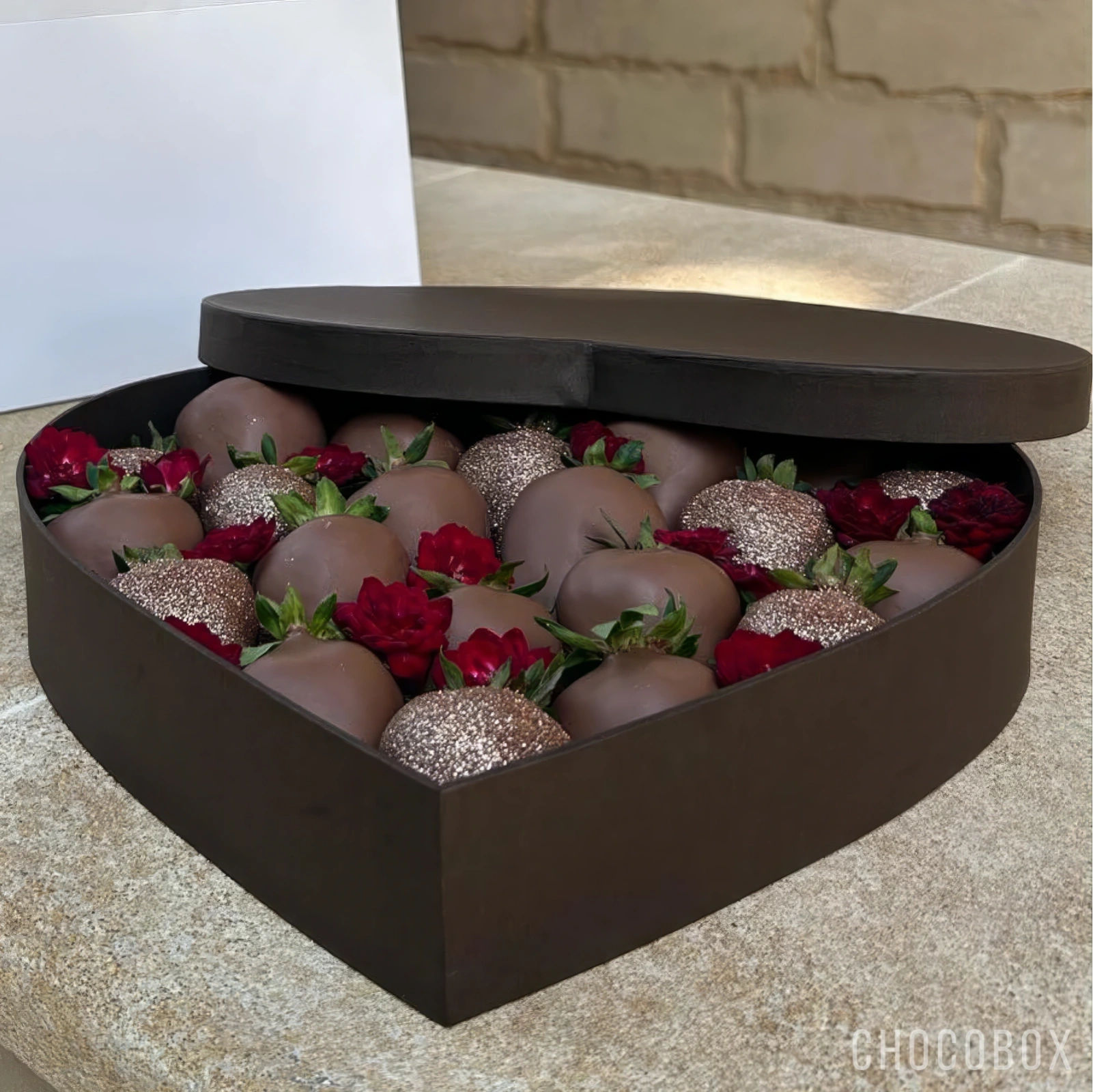 Бокс - сердце с клубникой в шоколаде - CHOCOBOX