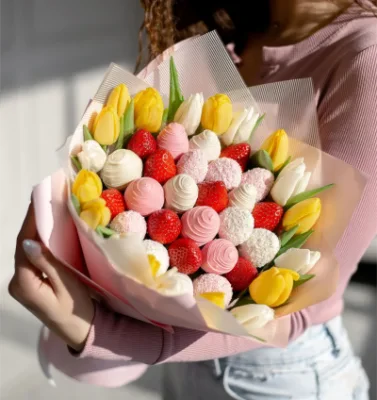 Букет з полуниці у шоколаді та квітами - CHOCOBOX
