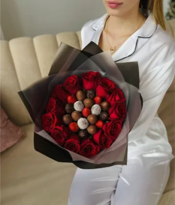 Букет з полуниці у шоколаді та квітами - CHOCOBOX