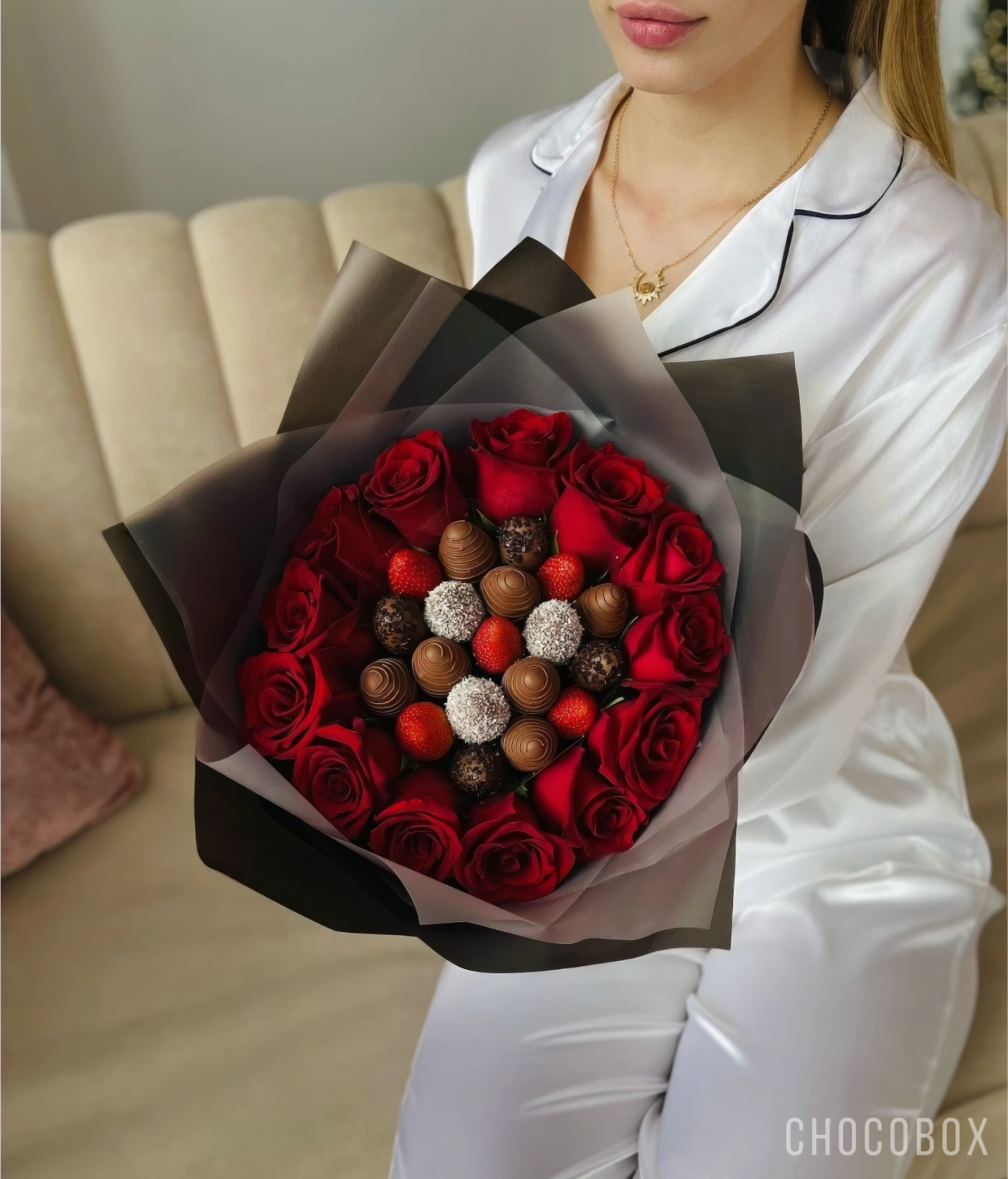 Букет из клубники в шоколаде и цветами - CHOCOBOX