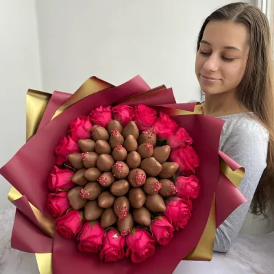 Букет з полуниці у шоколаді та квітами - CHOCOBOX