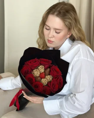 Букет з полуниці у шоколаді та квітами - CHOCOBOX