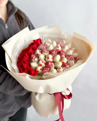 Букет з полуниці у шоколаді та квітами - CHOCOBOX