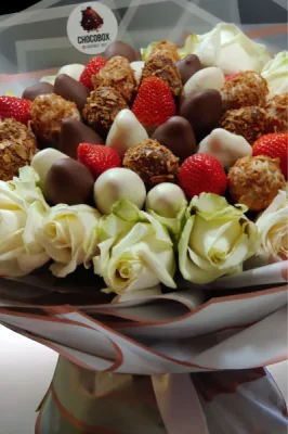 Букет з полуниці у шоколаді та квітами - CHOCOBOX
