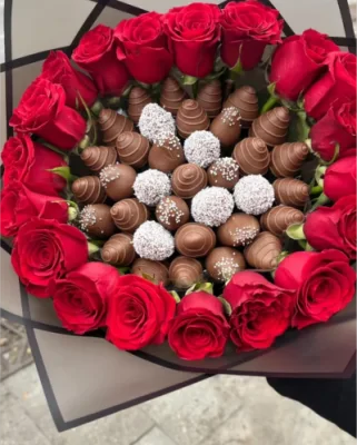 Букет з полуниці у шоколаді та квітами - CHOCOBOX