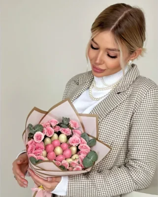 Букет з полуниці у шоколаді та квітами - CHOCOBOX
