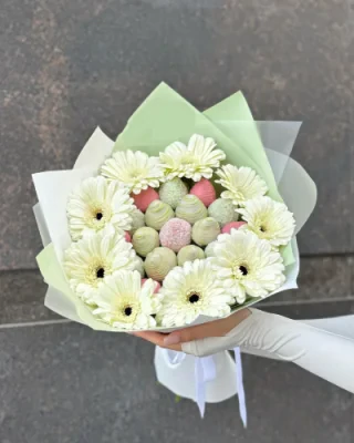 Букет з полуниці у шоколаді та квітами - CHOCOBOX