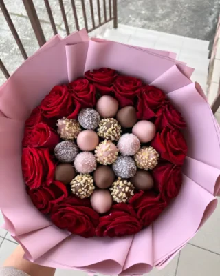 Букет з полуниці у шоколаді та квітами - CHOCOBOX