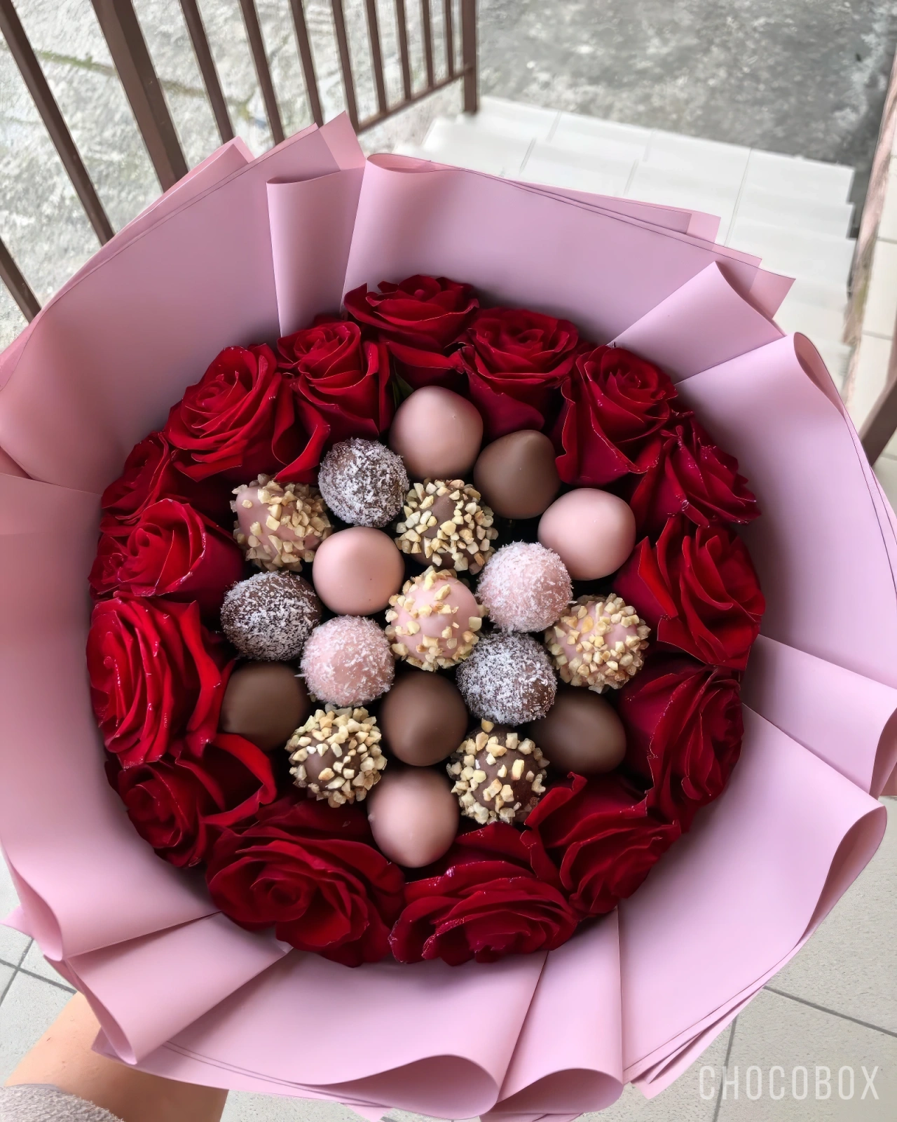Букет из клубники в шоколаде и цветами - CHOCOBOX