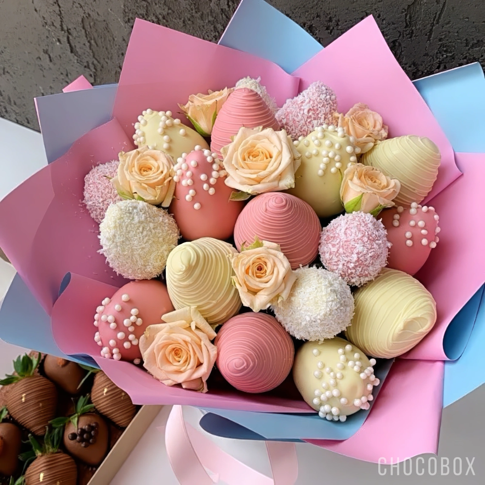 Букет из клубники в шоколаде и цветами - CHOCOBOX