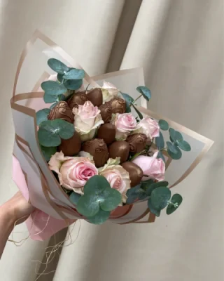 Букет з полуниці у шоколаді та квітами - CHOCOBOX