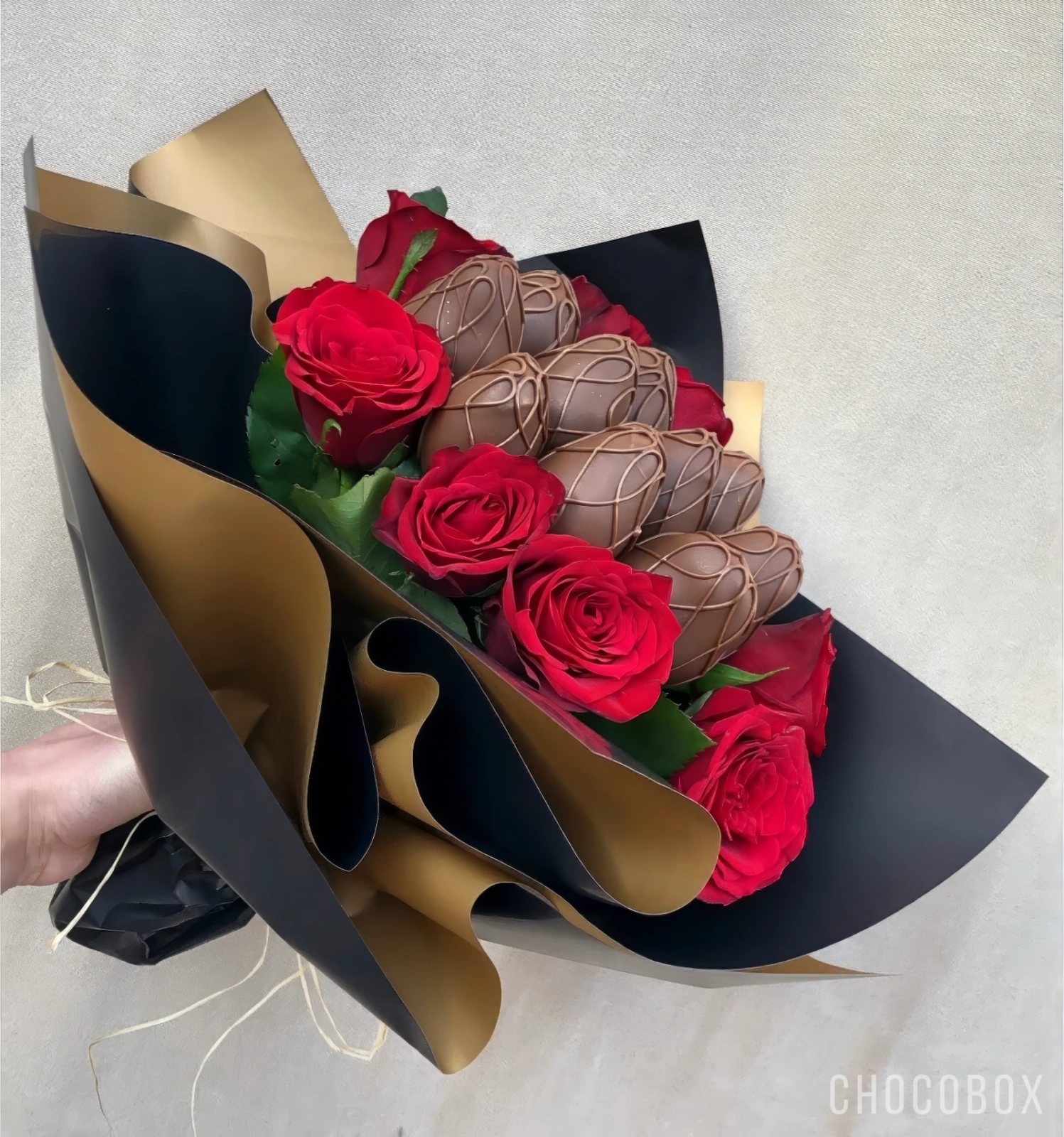 Букет из клубники в шоколаде и цветами - CHOCOBOX