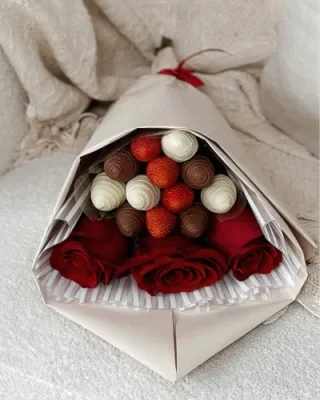 Букет з полуниці у шоколаді та квітами - CHOCOBOX