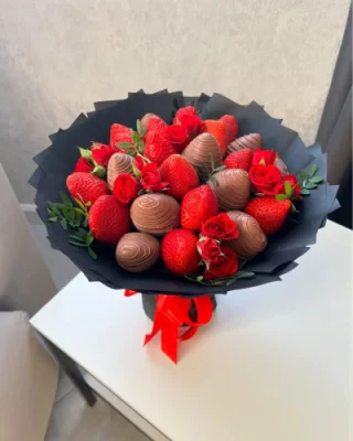 Букет з полуниці у шоколаді та квітами - CHOCOBOX