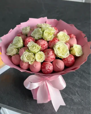 Букет з полуниці у шоколаді та квітами - CHOCOBOX