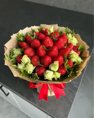 Букет з полуниці у шоколаді та квітами - CHOCOBOX