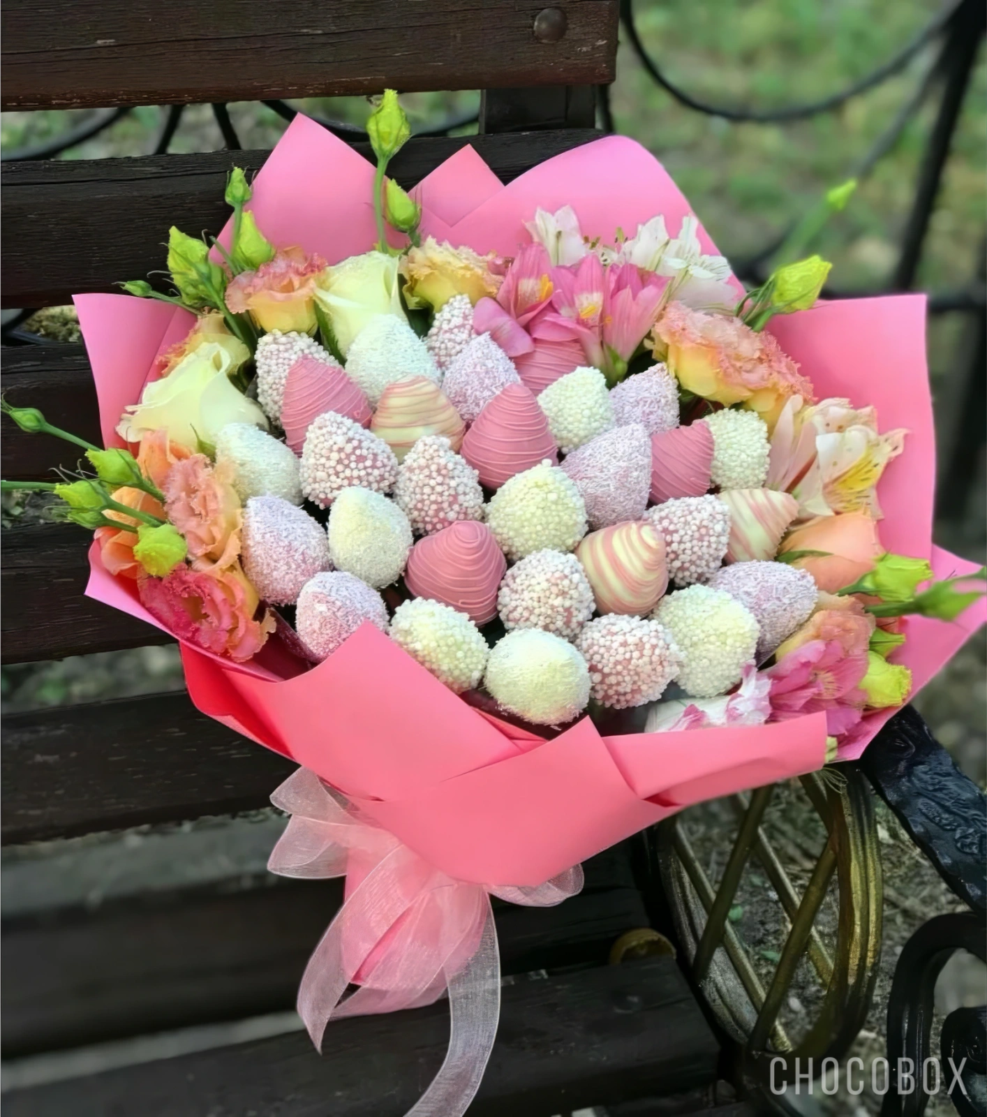 Букет из клубники в шоколаде и цветами - CHOCOBOX