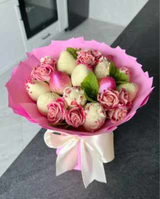 Букет з полуниці у шоколаді та квітами - CHOCOBOX