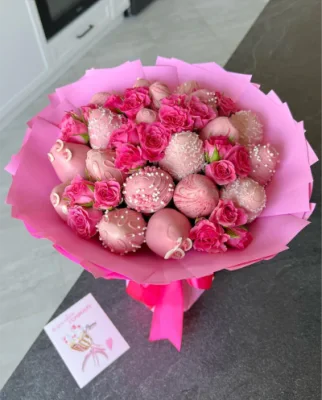 Букет з полуниці у шоколаді та квітами - CHOCOBOX