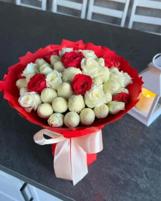 Букет з полуниці у шоколаді та квітами - CHOCOBOX